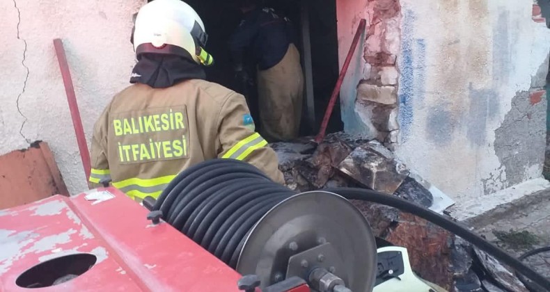 Ayvalık’ta metruk binadaki yangına itfaiye müdahalesi
