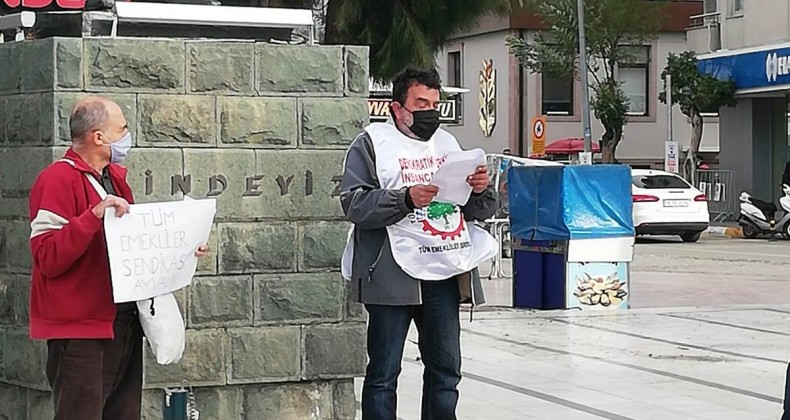 Ayvalık’ta emekliler meydana indi