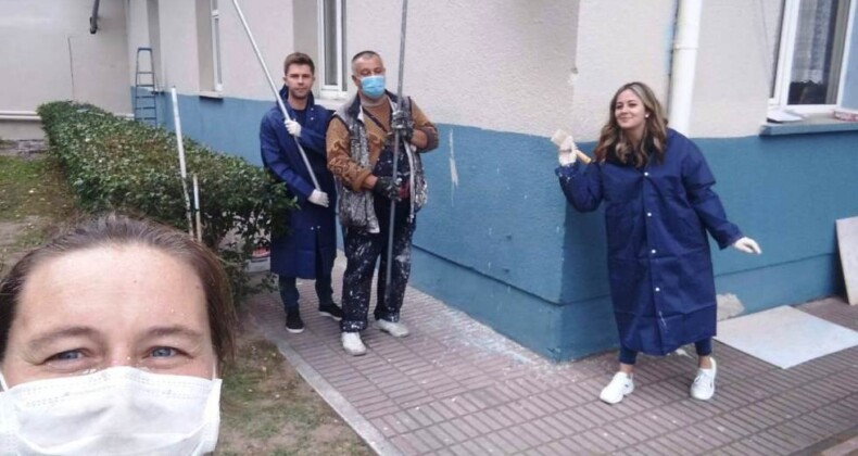 Hayalleri gerçekleştirebilmek için okulları boyuyorlar