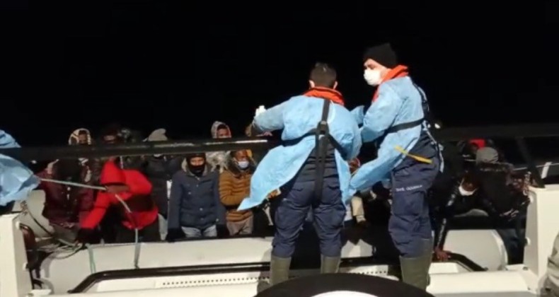 Ayvalık’ta 26 göçmen kurtarıldı