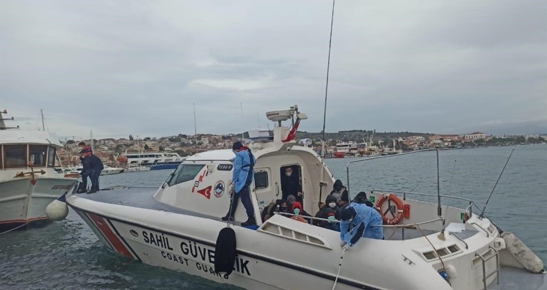 Ayvalık’ta 13 göçmen kurtarıldı