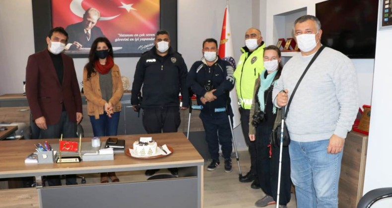 Ayvalık Polisi’nden gazetecilere pastalı jest