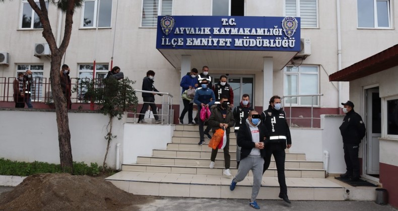 Karanlıkta ormana saklanan 28 göçmenin 9 organizatöründen 4’ü tutuklandı