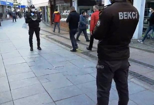 Ayvalık’ta çarşı ve mahalle bekçilerinden megafonla Covid19 uyarısı