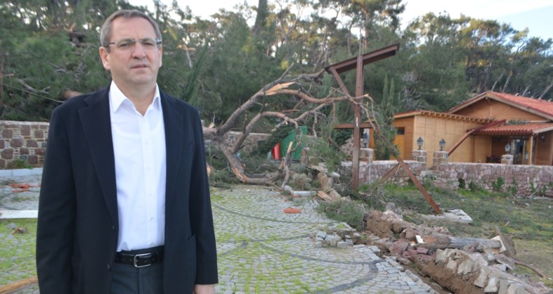 Hortum ve şiddetli yağış Ayvalık’ı yıktı