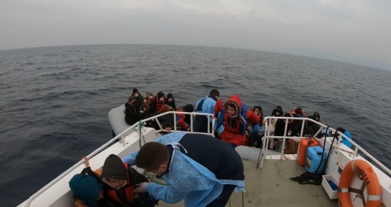 Ayvalık’ta Türk karasularına itilen 44 göçmen kurtarıldı