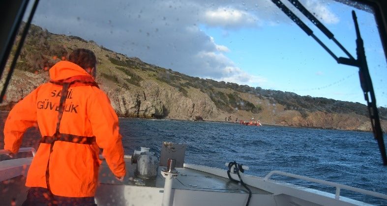 Ayvalık’ta bir adada mahsur kalan 33 göçmeni Sahil Güvenlik ekipleri kurtardı