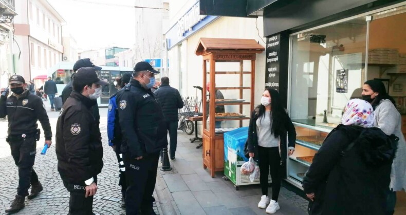 Ayvalık’ta polis tüm gücüyle pandemi denetimleri için sahada