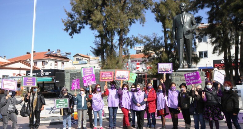 Ayvalıklı kadınlar 8 Mart için meydandaydı