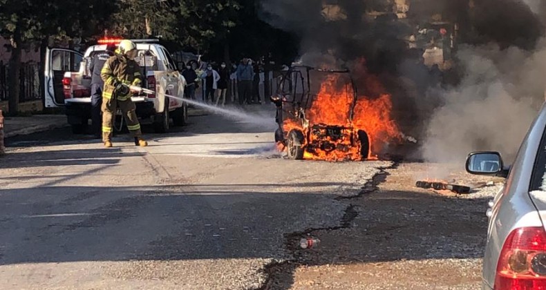 Üç tekerlekli elektrikli motor küle döndü