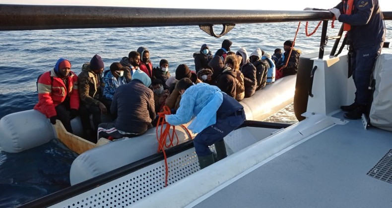 Ayvalık’ta 36 düzensiz göçmen kurtarıldı