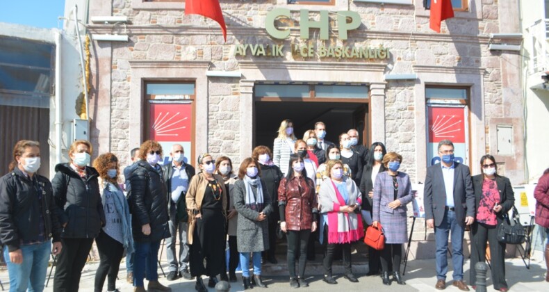 Ayvalık’ta CHP’li kadınlardan 8 Mart sergisi ve basın açıklaması