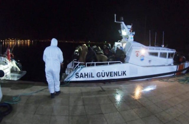 Ayvalık’ta Türk karasularına itilen 38 düzensiz göçmen kurtarıldı