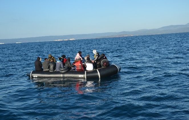 Ayvalık’ta 55 sığınmacı kurtarıldı