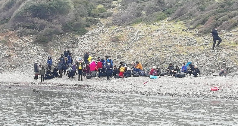 Ayvalık’ta denizde sürüklenerek adada mahsur kalan 48 göçmen kurtarıldı