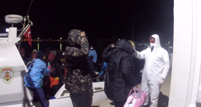 Ayvalık’ta batmak üzere olan lastik bottaki 36 göçmen kurtarıldı
