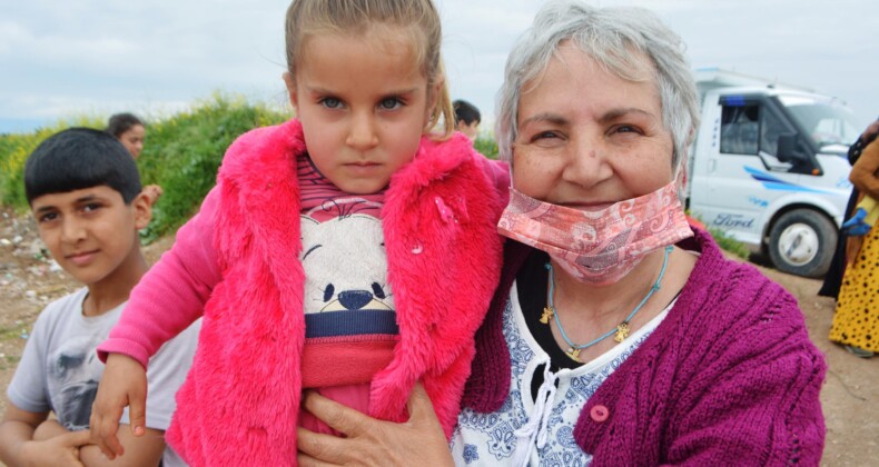 Derme çatma barakalarda yaşayanlara sevgi seli