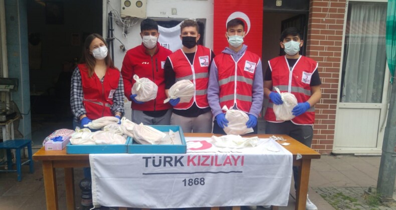 Ayvalık’ta Kızılay gençlerinden yoksullara ücretsiz pide desteği