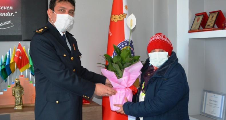 Şefkatli ellerden polise nazik jest