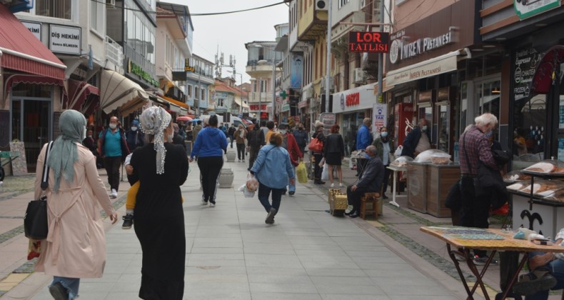 Ayvalık “Tam Kapanma” öncesinde doldu taştı