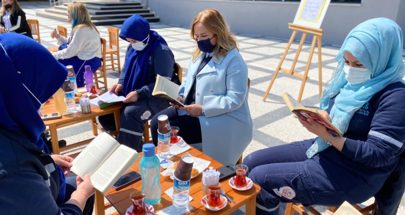 Aydemir, katıldığı etkinlikte belediyenin kadın işçileriyle birlikte kitap okudu