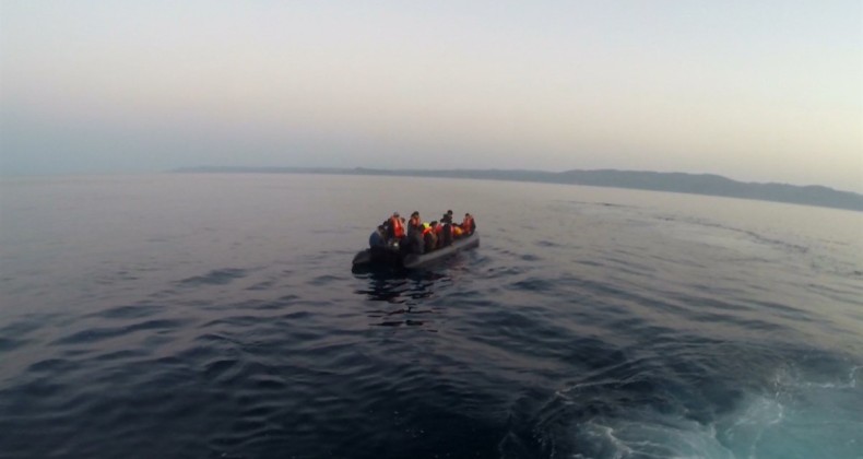 Ayvalık’ta 63 düzensiz göçmen kurtarıldı