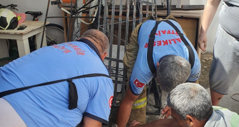 Ayvalık’ta kuyuya düşen yaşlı adamı itfaiye kurtardı