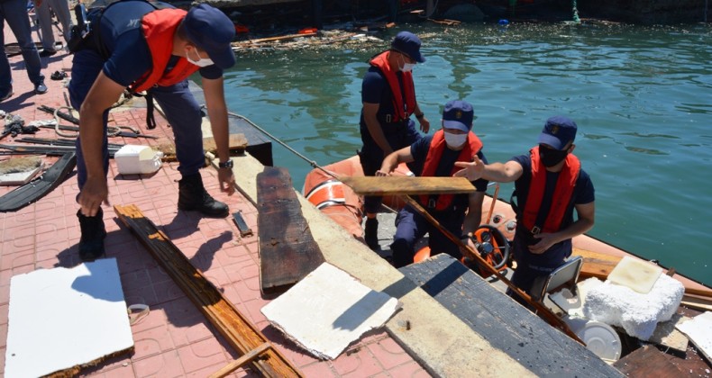 Ayvalık’ta denizden enkaz çıkarma çalışmaları sürüyor