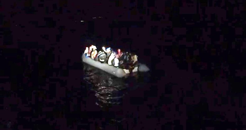 Ayvalık’ta 28 sığınmacı kurtarıldı