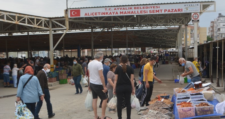 Ayvalık’ta halk pazaryerlerine koştu