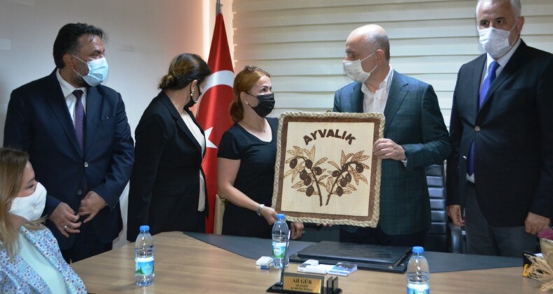 Ulaştırma Bakanı Karaismailoğlu, Ayvalık’ta tekne sahipleriyle bir araya geldi