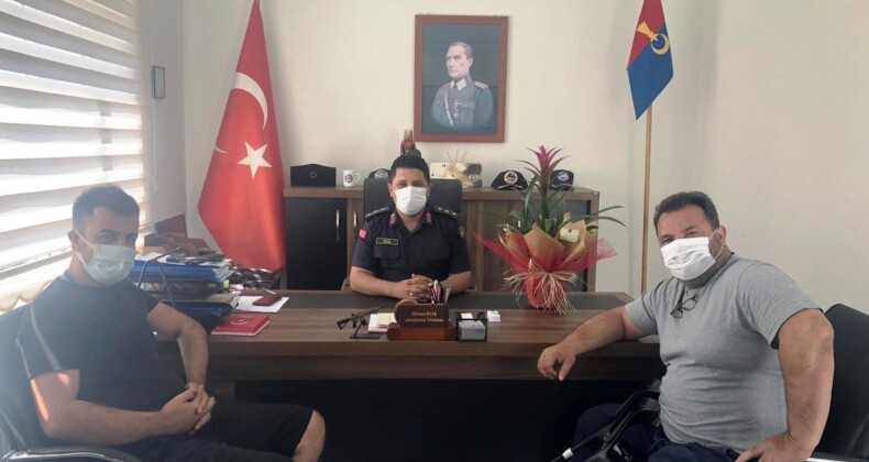 -Ayvalıklı gazetecilerden jandarmaya çiçekli jest