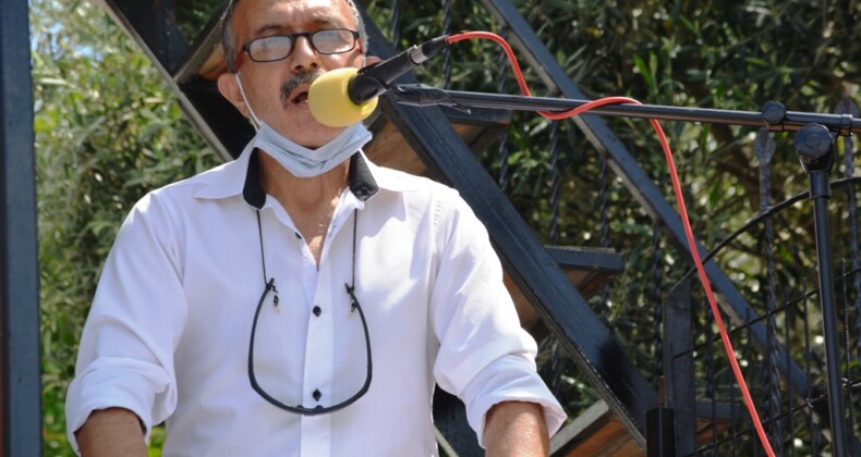 SOKAK HAYVANLARI İÇİN EVİNİN BAHÇESİNDEN SİTE YÖNETİMİNE İLGİNÇ BİR YOLLA SESLENDİ