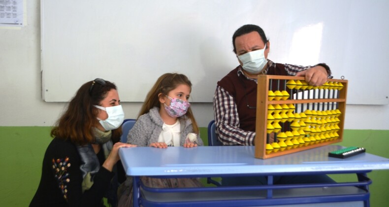 -Ayvalık’ta 5 yaşındaki kız aritmetikle oyun oynuyor