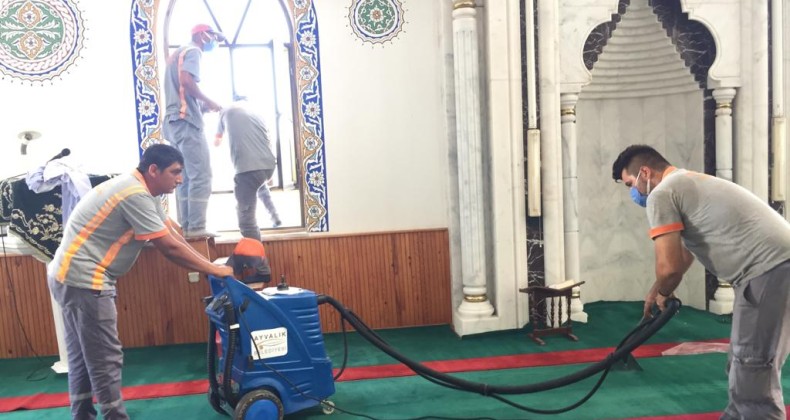 Ayvalık’ta ibadethanelere bayram temizliği