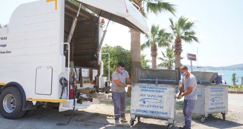 Ayvalık Belediyesi’nden bayram öncesi konteyner temizliği