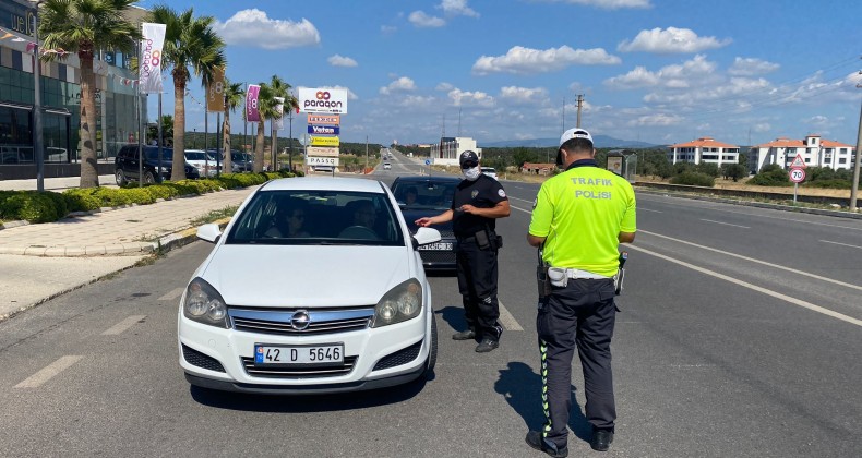 Ayvalık’ta “kasksız ve tescilsiz” motosiklet kullanan sürücülere yönelik uygulama başlatıldı