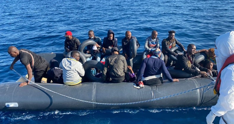Yunanistan ittiği 20 göçmeni Türk Sahil Güvenlik ekipleri kurtardı