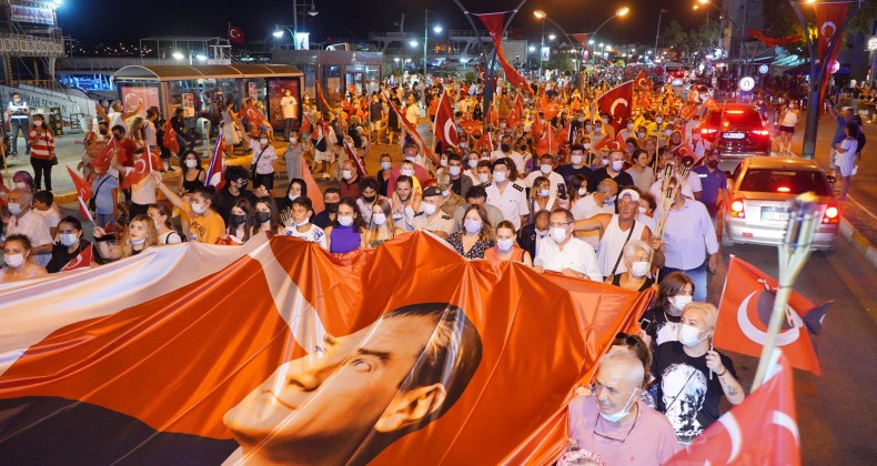 AYVALIK’TA ZAFER GECESİNDE COŞKU DORUĞA TIRMANDI