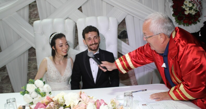 Nilay ile Kamer’in düğünü Gömeç’i bir araya getirdi