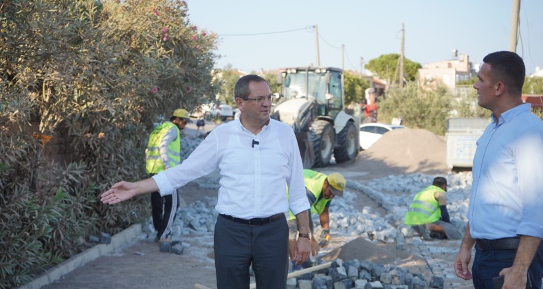 Cunda’nın yollarına granit küp taşı döşeniyor
