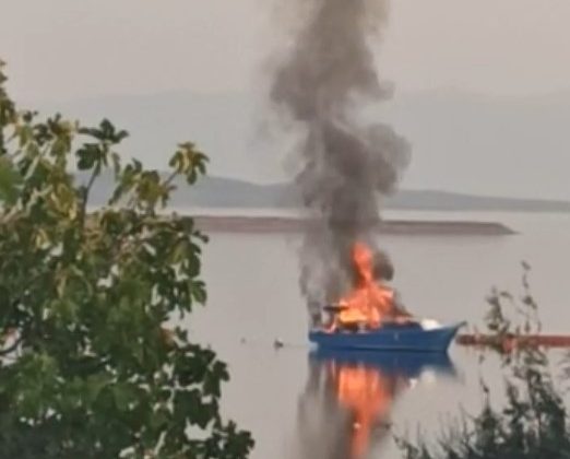 Çaldıkları tekneyi yaktılar