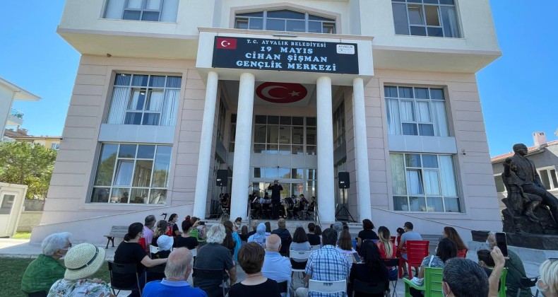 Ayvalık’ta zeytin çekirdeklerinden sezonun ilk konseri