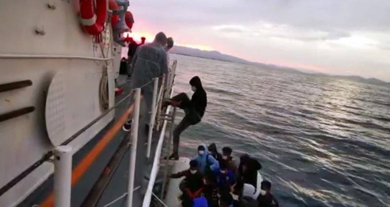 Ayvalık’ta 31 düzensiz göçmen kurtarıldı