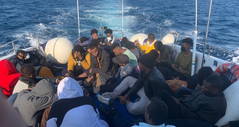 Ayvalık’ta 35 göçmen kurtarıldı