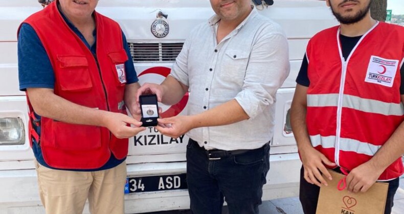 Ayvalık Kızılay’dan kan bağışçısı Ekinak’a gümüş madalya