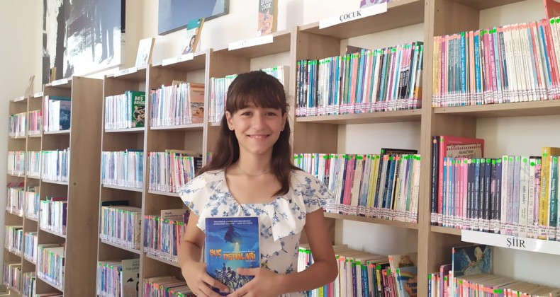 Kitap kurdu minik Elif kütüphanede gönüllü çalışıyor