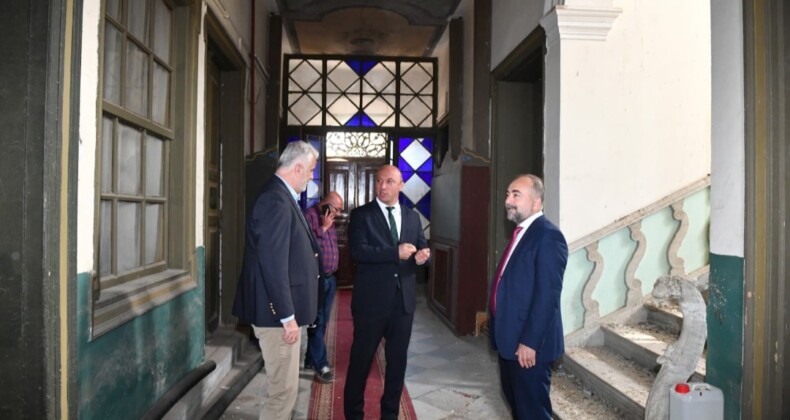 Ayvalık’ta tarihi “Kız Meslek Lisesi” binası kaderine terk edilmedi