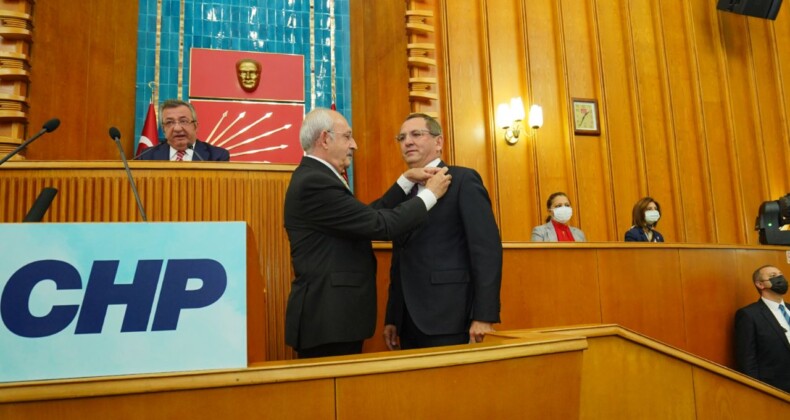 Ayvalık Belediye Başkanı Mesut Ergin’e CHP rozeti