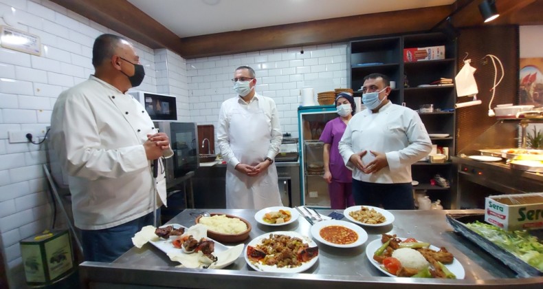 -Havran Kaymakamı Özderin mutfaktan seslendi; “Zeytinyağından vazgeçmeyin”